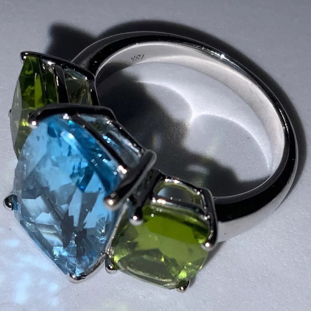 ๐ฉต๐๐ฉต EFFY 3 Stone White Gold 18K Blue
Topaz & Peridot Ring Size 6.5 - Picture 4 of 6